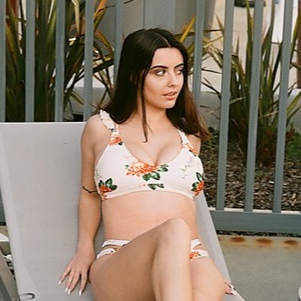 Julia Burch official Linktree profile portrait